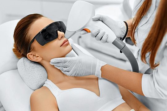 Haarentfernung mit dem Diodenlaser, Patientin mit Schutzbrille