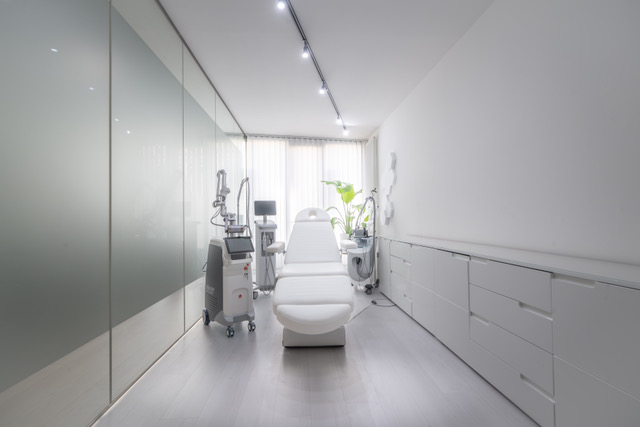 Flur und Behandlungsräume der Praxis Derma & Ästhetik in Hamburg